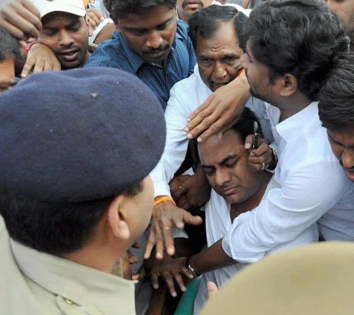 balkasumantrs's tweet photo. పేదింటికి చిరునవ్వు..!
నేతన్న కంటిచూపు..!
భాగ్యనగరం బాద్షా..!!
ఐటీ సూటేసిన..!
రాజనీతి రాకెట్టు..!!
అదరక బెదరక విశ్వవేదికలపై
తెలంగాణ వాడిని వేడిని చాటిన 
ఉద్యమసేనాని..!!
తండ్రికి తగ్గ తనయుడు..!
సిరిసిల్ల శ్రీమంతుడు..!
అన్న కల్వకుంట్ల తారకరాముడికి జన్మదిన శుభాకాంక్షలు..!! @KTRTRS https://t.co/UPlDpKS7dF