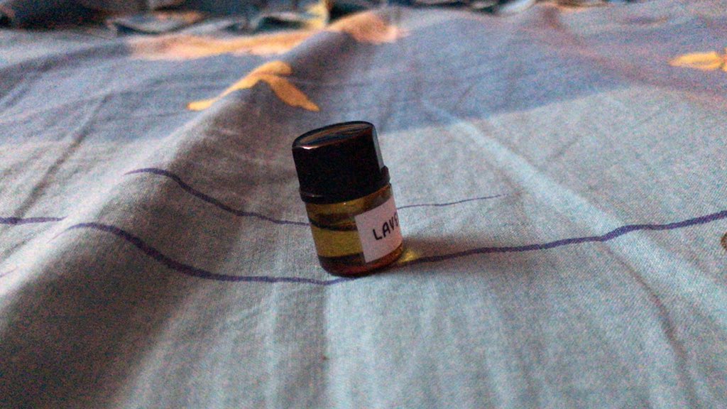 vindaolintya's tweet photo. Syukur masih nyimpan oil lavender disni, mana ini udh dilute pula😭 smg bisa lah nyembuhkan lebamnya🙏🏻 https://t.co/4GccG3ycqy