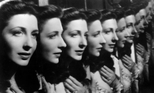 'Corridor Of Mirrors' (1948), directed by #TerrenceYoung. This morning at 7.15 am on @TalkingPicsTV.
#BritishCinema #EricPortman #EdanaRomney #BarbaraMullen #ChristopherLee #TPTV