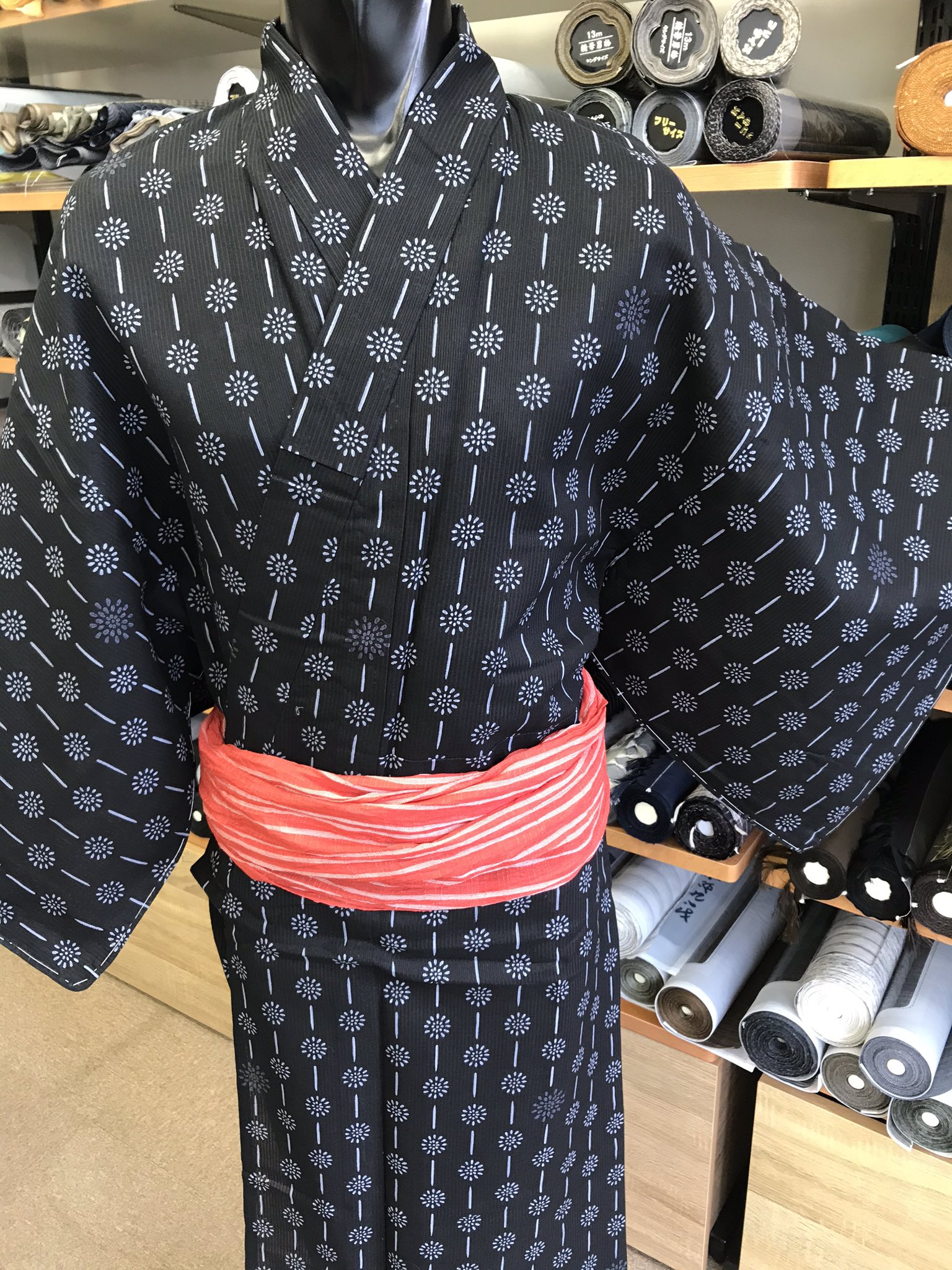 東京銀座 男の着物たけもと 男着物とメンズ浴衣の専門店 花火柄浴衣 黒花火柄浴衣に小千谷兵児帯を合わせてみました イベントや花火大会も無く寂しい情勢ではありますが夏は夏らしく少しは楽しみたいですね メンズ浴衣も探すと楽しい柄は色々ありますよ 東京銀座 男の着物たけもと 男着物とメンズ浴衣の専門店 花火柄浴衣 黒花火柄浴衣に小千谷兵児帯を合わせてみました イベントや花火大会も無く寂しい情勢ではありますが夏は夏らしく少しは楽しみたいですね メンズ浴衣も探すと楽しい柄は色々ありますよ