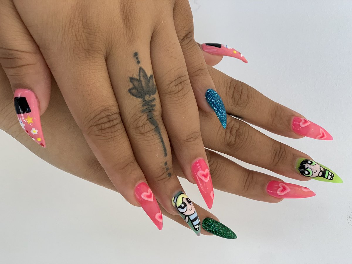 Selinerr_'s tweet photo. I love doing nail art 🤍 all hand painted and these are her natural nails grown out with hard gel so please excuse the natural curves to her nails😋 https://t.co/eBkGqCmXcD