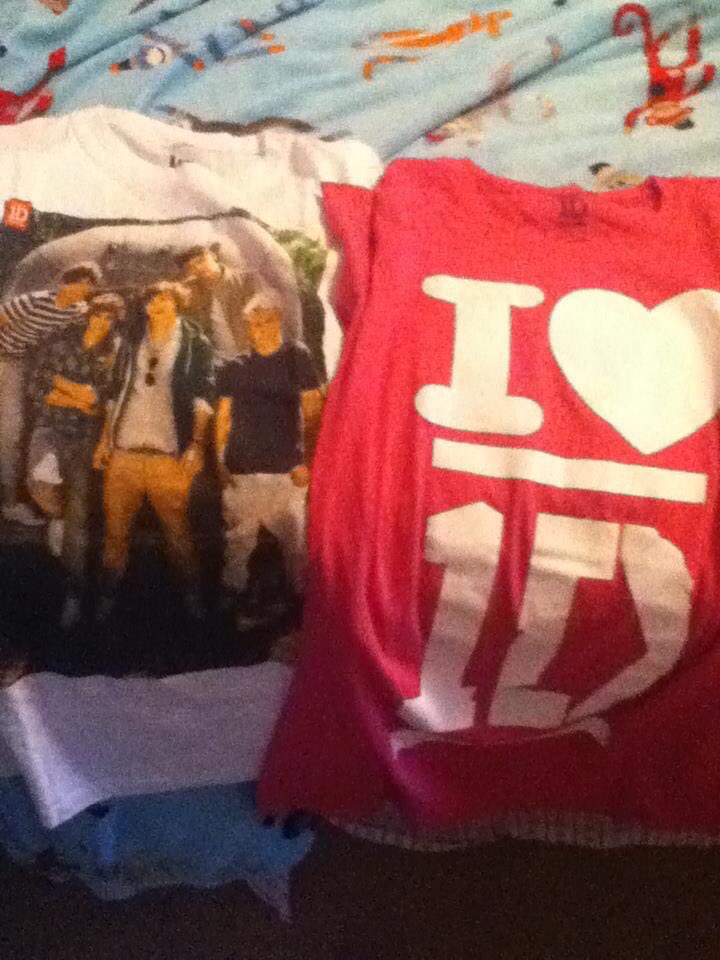 bbypsycho__'s tweet image. i basically lived in these shirts my freshman year of high school omg what time 😂 #TenYearsOfOneDirection