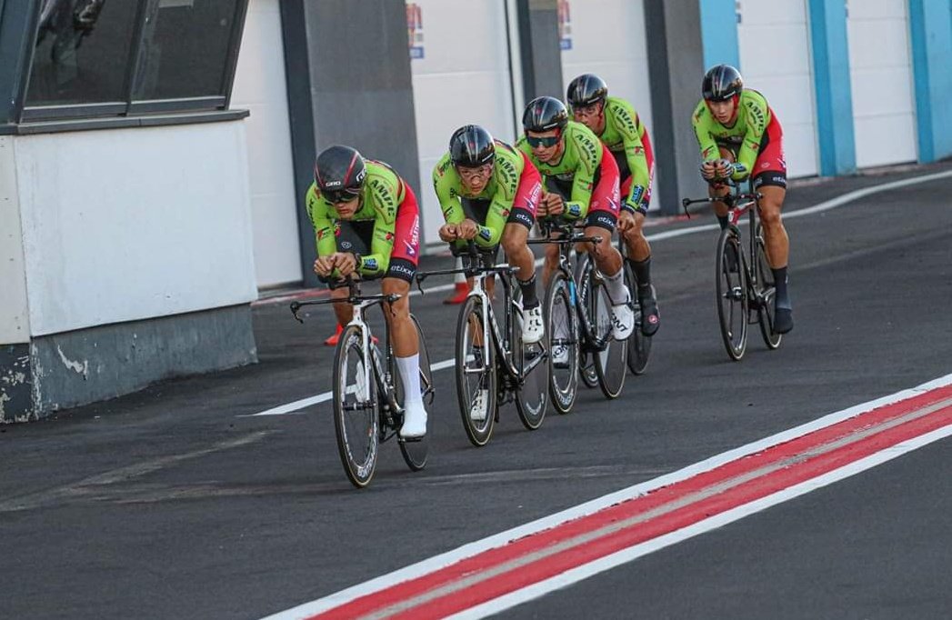 ZXCycling's tweet photo. π§πͺ #ZolderCircuit TTT
1 π§πͺHome Solution-Soenens
2 π§πͺ@Lotto_Soudal U23
3 π§πͺAcrog-Tomans
4 π§πͺ@EFC_LR_VULSTEKE
5 π§πͺHubo Titan Cargo CT
Avg. speed 53km/h!π€ͺ Good job, @tverhofstadt, @HerregodtsRune, D.Bomboi, B. Van Mulders, @WVercamst, J. Van Der Plas!πͺ Congrats!π
#cycling https://t.co/OknaTsi5tD