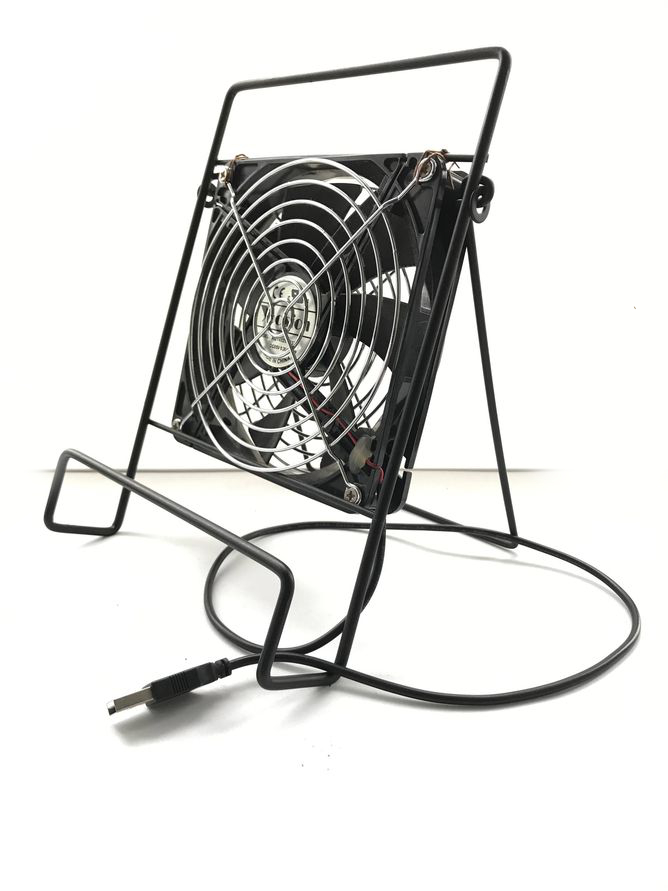 惠 扇風機話題で溢れるtlですが ここで先日作った惠の夏の自由研究の工作 Usbミニ扇風機をご覧下さい 引っ掛けられるのでぶら下げ利用もできる すたいりっしゅブラックモダンカラー 幅8cm薄型で 静音7枚羽14cmファン 色々言ってるけど ただの