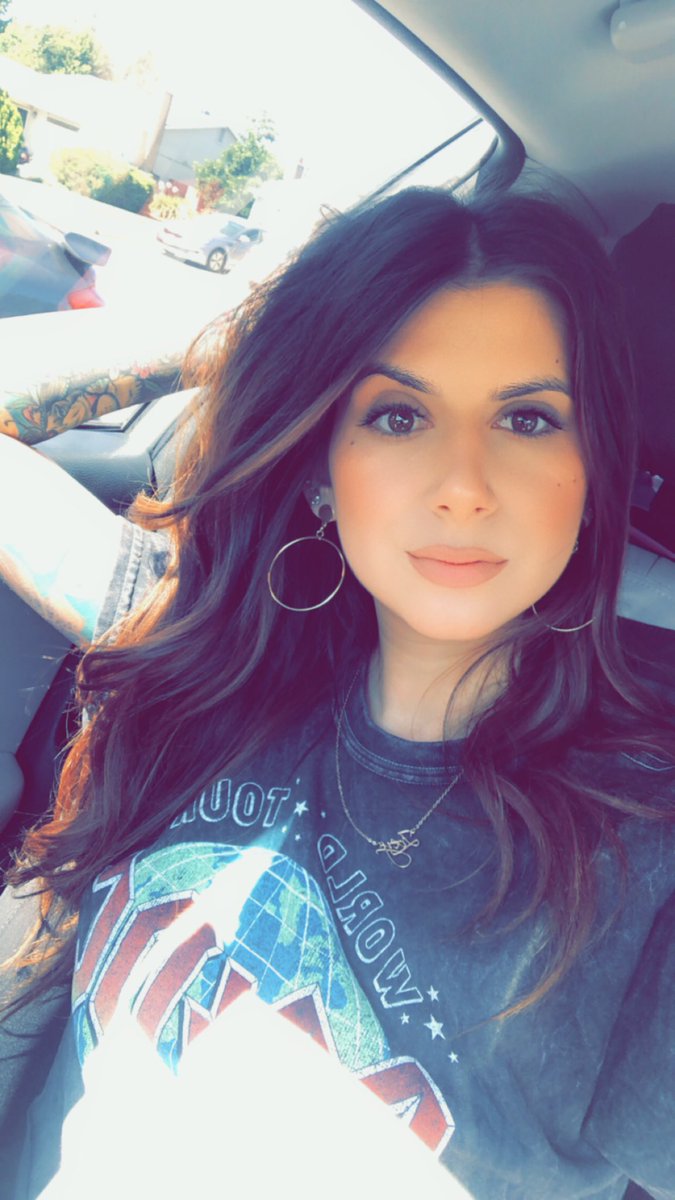 AmyAnn_33's tweet photo. @harleeeycosta The glow up is reaaaall 😂🤪 https://t.co/yynXDPInFi