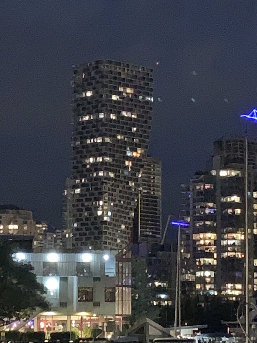 10:09 pm tonight. I guess the tenants of Vancouver House go to sleep early.  #vanre  #vanpoli