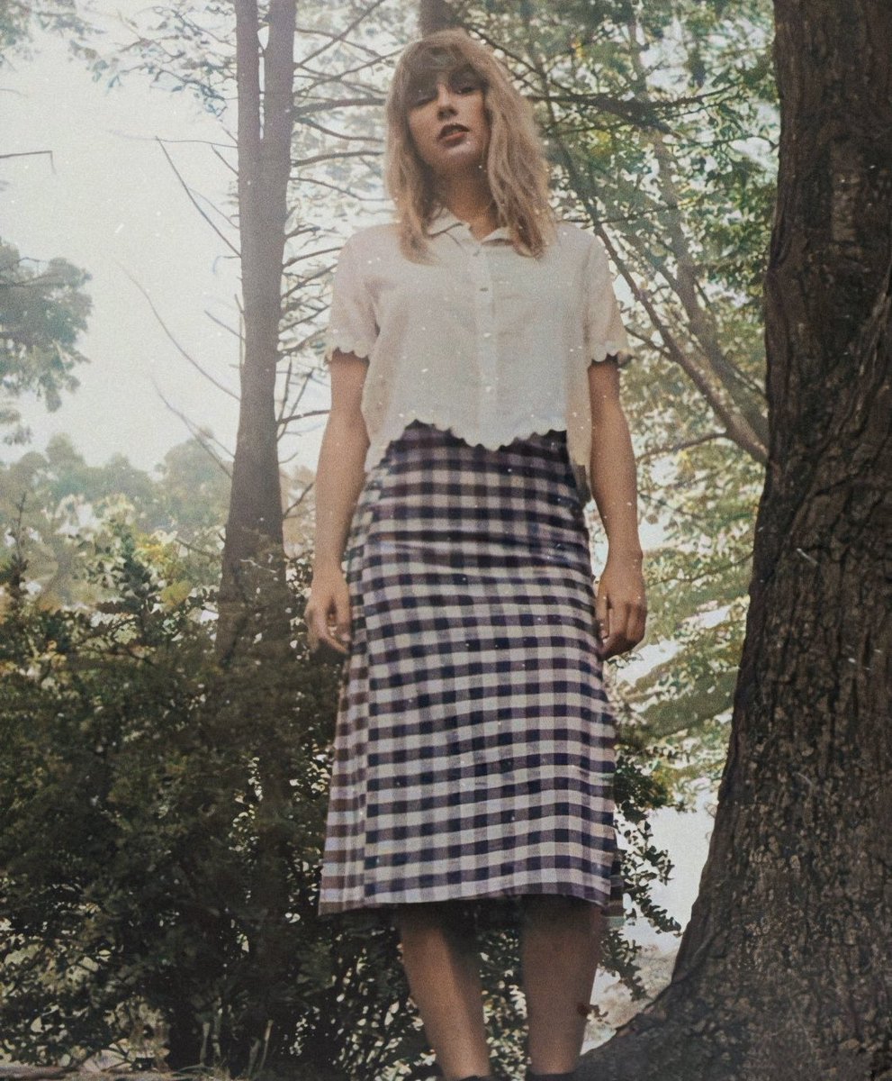 VictoriaCavaz18's tweet photo. Original. New. Classic. Bold. A breath of fresh air. #Folklore authentic &amp; a masterpiece. @taylorswift13 https://t.co/AbMfkz6iJ8