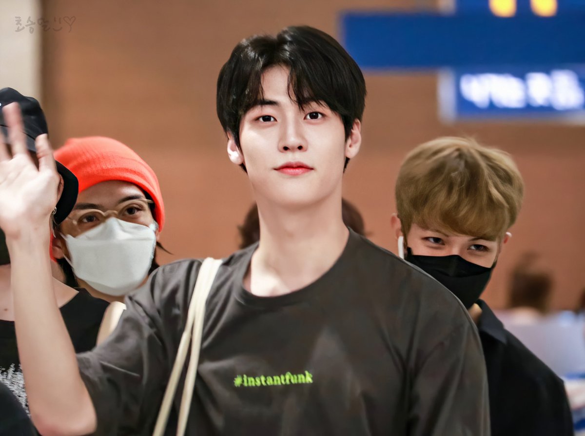 jdon_seunghyub's tweet photo. 190916 ICN 입국 #승협 ఇ

#NFlying #엔플라잉 #이승협 #LeeSeungHyub @NFlyingofficial https://t.co/kh3dWLHdHK