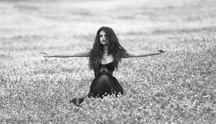 UpdatesSMG's tweet image. Stream Folklore by Taylor Swift