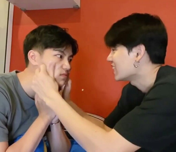 pikapikawar_'s tweet photo. ครั้งก่อนน้องจับพี่       ครั้งนี้พี่จับน้อง😆

#หยิ่นวอร์ #พี่วอร์ของพ่อวี https://t.co/pUWze1U3mq