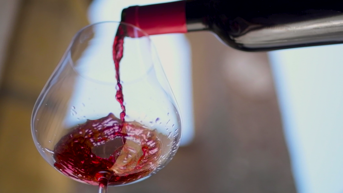 ConsBrunello's tweet photo. In un calice di #Brunello non c’è solo #vino ma anche #tradizione, #storia, #ricercatezza, #passione, #bellezza. È il messaggio del video che uscirà a #BenvenutoBrunello2021. Ad anticiparlo un trailer che sarà diffuso lunedì 27 luglio sui canali social del Consorzio del Brunello https://t.co/ilN65CpLGd