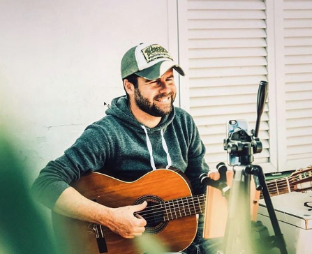 A partir de les 19 hores li comencem a donar una mica de música i alegria al cap de setmana amb una de les millors veus de Sitges...