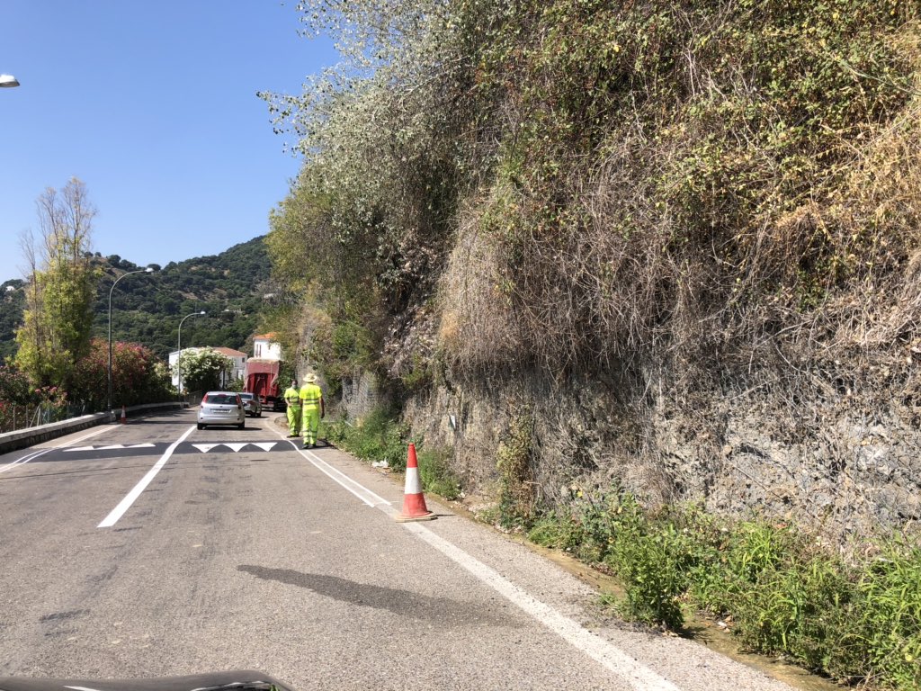 ruiz_espejo's tweet photo. Arreglos de última hora en la carretera Ronda-Gaucín. Lavado de cara ante la visita de Moreno Bonilla. Allá por donde pasa, siempre ve que todo está bien. La burbuja en la que vive Moreno Bonilla. La Andalucía que solo está en su cabeza. Estilo de otros tiempos de caudillos! https://t.co/C4w2itvdtX