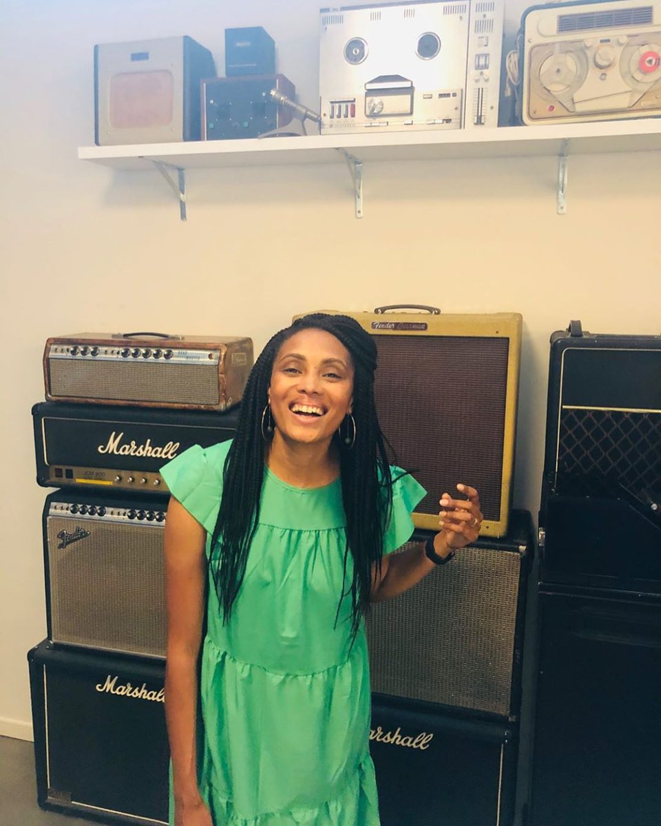 Prête comme un 1er jour d’école ! L’enregistrement de mon nouvel album a commencé ! J’avais dit la musique c’est fini ! Je suis fatiguée... Mais me voilà... de retour avec un nouveau projet ! 8 violoncelles - 1 voix et je réalise l’album pour la 1ere fois !!! Priez pour moi 🤞🏽❤️