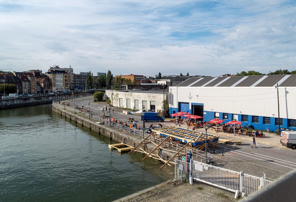Projet en cours : #HangarduKanaal <a href="/vrmtvrmt/">Vraiment Vraiment</a> 
Lieu d'expérimentation autour de la mixité de l'espace public et productif où l'on test les futurs usages possible du quartier #Biestebroeck et de son canal 🚣‍♂️

📷 - Mise à l'eau du ponton