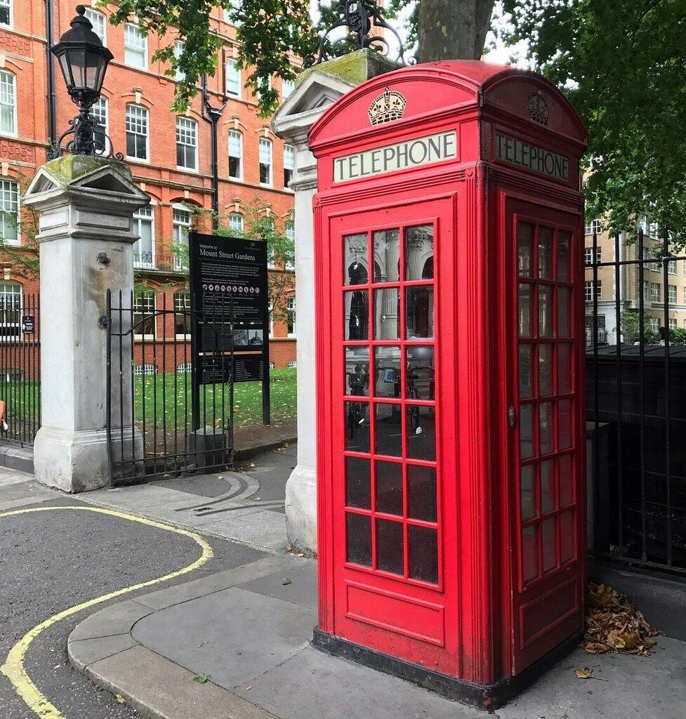 The tranquil Mount Street Gardens in Mayfair is the perfect place to retreat for few quiet minutes in a busy day 😊
⁠
Photo by: <a href="/vintage_frills/">🌸 Vintage Frills 🌸</a>⁠ instagr.am/p/CDBWdtpAyCx/