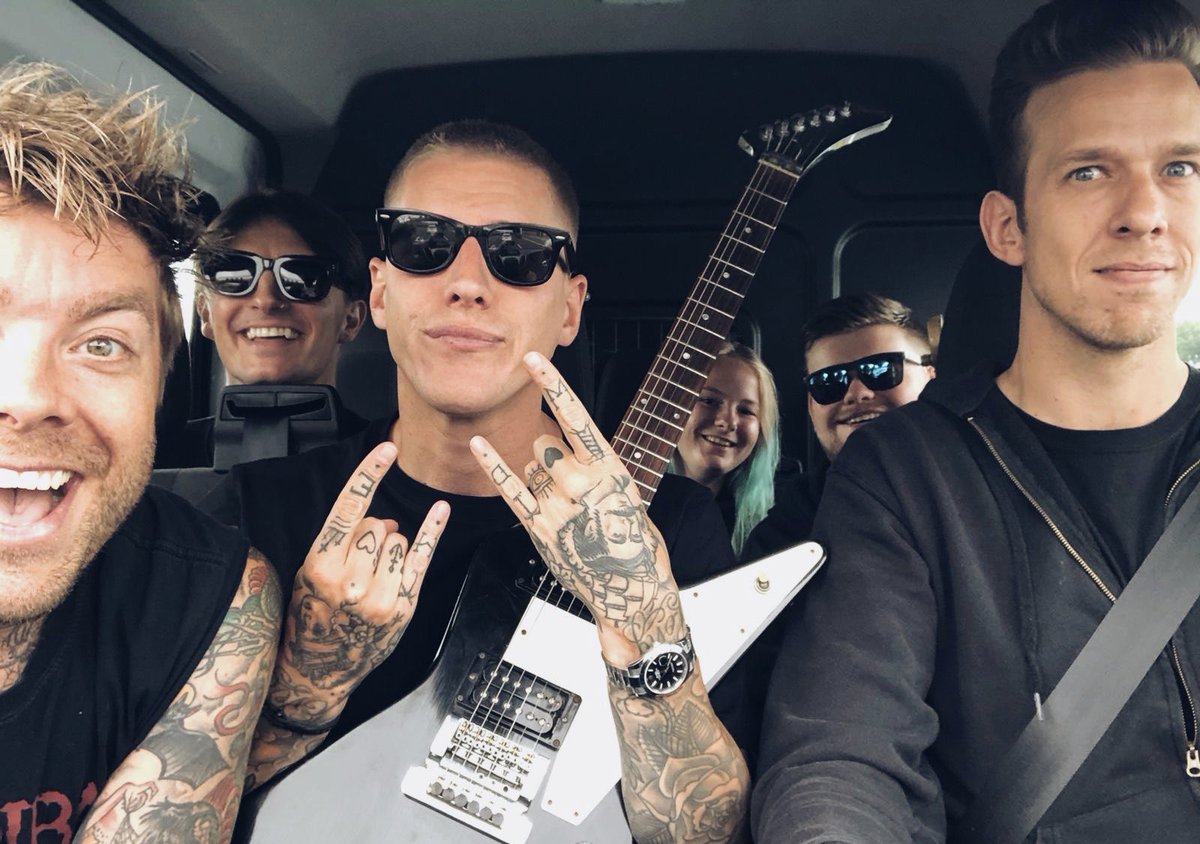 Het schoolreisje richting Tilburg is begonnen. Moppen tappen, veel snoep naar binnen hijsen en gaan!🍸 

Wie kijkt er allemaal mee via de livestream vanavond? Info en tickets: hometour.events/thedirtydaddies 🔥