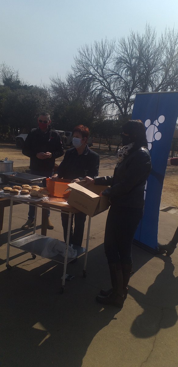 Sbu14's tweet photo. Another Old Age Home in Sasolburg treated with Spur burgers to commemorate #MandelaDay. Every resident received a mask to keep safe during COVID-19 pandemic. @SasolSA @EsmeYoung5 @NSheobalak @oostenjp @KarinFourie310 @elsa https://t.co/1eIRurYo2s