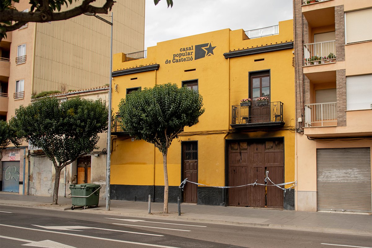 #ANTIFEIXISME | Mig centenar de persones participen en la primera jornada de recuperació del Casal Popular de #Castelló després de l'atac incendiari directa.cat/mig-centenar-d… En les darreres setmanes, l'espai ha patit atacs per part de grups d'extrema dreta. Per Sofia Cardona