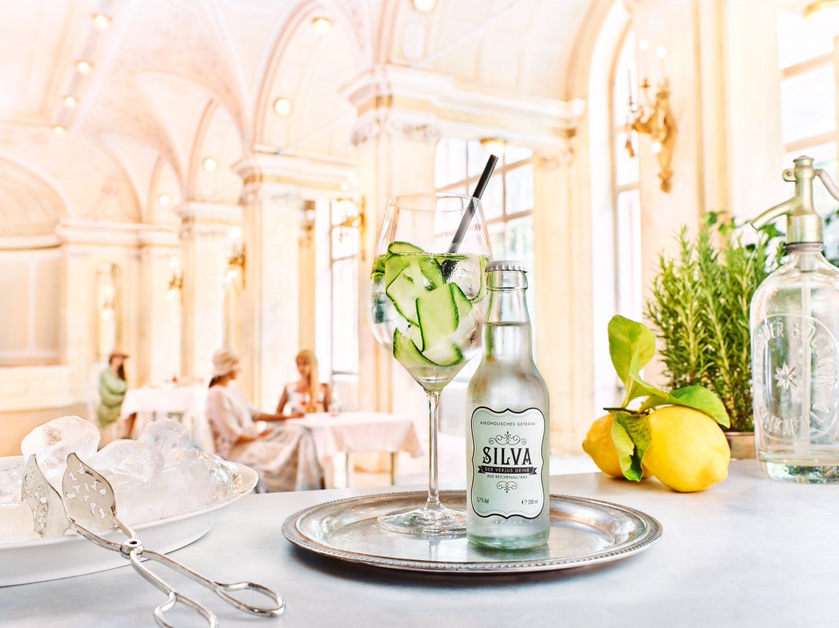 𝗦𝗜𝗟𝗩𝗔 𝗦𝗽𝗿𝗶𝘁𝘇 🥂
Der etwas andere Sommer-Spritzer – 𝗦𝗜𝗟𝗩𝗔 "𝗼𝗻 𝘁𝗵𝗲 𝗿𝗼𝗰𝗸𝘀". 
Für noch mehr Frische-Kick wird SILVA mit Soda aufgespritzt und einer Gurken-Scheibe garniert. Ein wahrlich prickelndes Trinkvergnügen.
#SILVA #SILVAfriday #Sommer