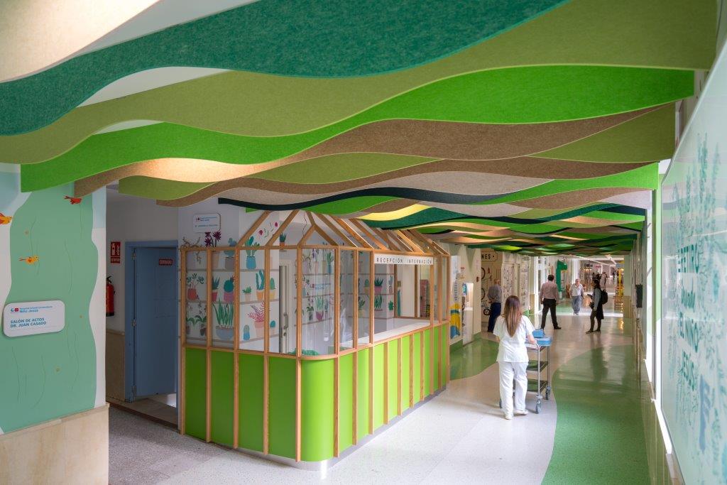 juegaterapia's tweet photo. No nos cansamos de ver cómo el Parque del Retiro sigue y sigue invadiendo cada rinconcito del Hospital Niño Jesús. #RetiroNiñoJesúsJT. Toda una experiencia para los peques 🌻🌈🎈🍨 ¡Fuera sustos! https://t.co/ofzURTmNjz