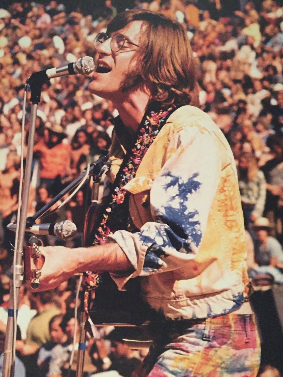 60psyche's tweet image. John Sebastian at the Woodstock festival in front of a giant crowd, lonely.

1969