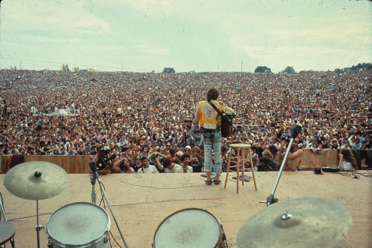 60psyche's tweet image. John Sebastian at the Woodstock festival in front of a giant crowd, lonely.

1969