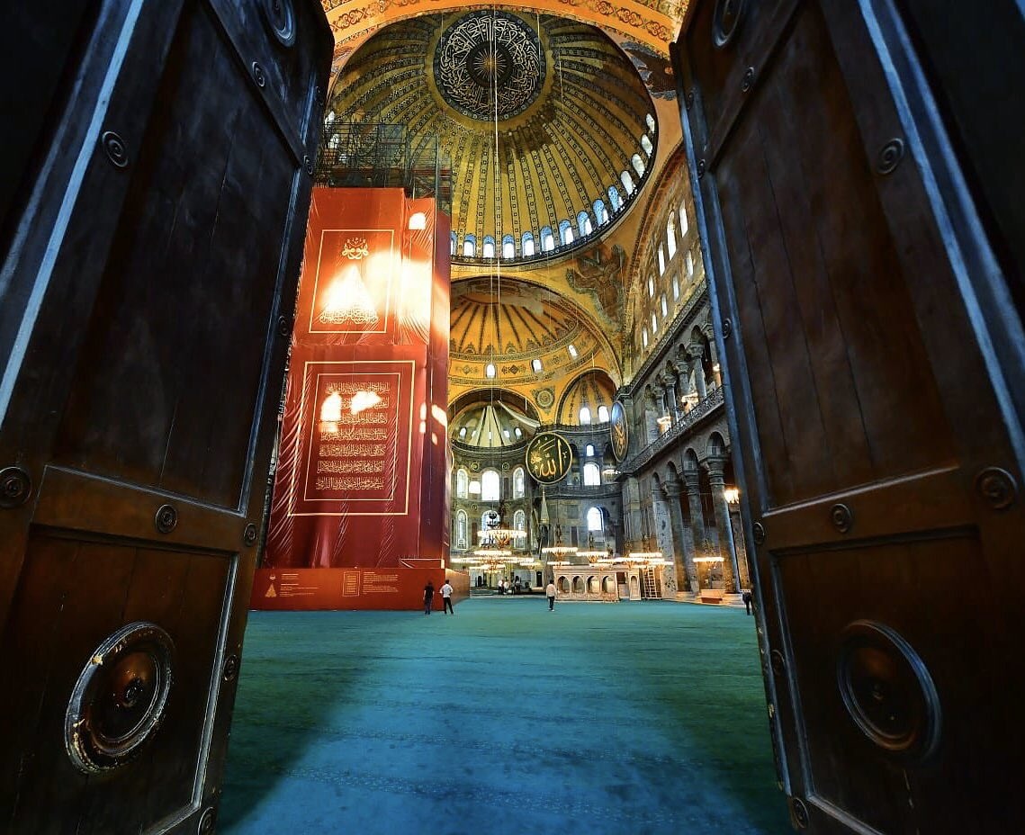 Sultan Mehmed Hanı gördüm rüyada 
Beyaz at üstünde kapıya geldi 
Seksenaltı sene sonraki cuma
Dörtyüzelliüçtekine bedeldi
❤️
Alınlar “Türk rengi’yle buluştular...
Sanki şahin gözlü birer kuştular;
Bir kızıl ok gibi uçan muştular,
Küfrün küf kokulu zırhını deldi.
<a href="/merkul/">Muammer Erkul</a>