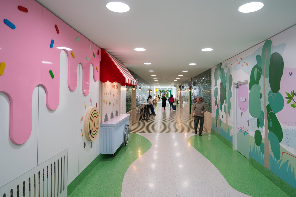 juegaterapia's tweet photo. No nos cansamos de ver cómo el Parque del Retiro sigue y sigue invadiendo cada rinconcito del Hospital Niño Jesús. #RetiroNiñoJesúsJT. Toda una experiencia para los peques 🌻🌈🎈🍨 ¡Fuera sustos! https://t.co/ofzURTmNjz