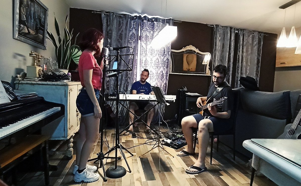 Esta foto que en un año normal podría parecer cotidiana, este año hace que se nos erice la piel al verla 🥰  Los ensayos son una parte muy importante para el grupo, mantienen la relación, la conexión musical 🎶entre nosotros.