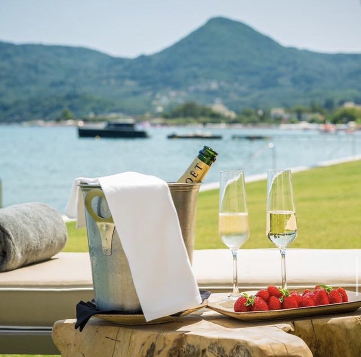 DialAFlight tweet media