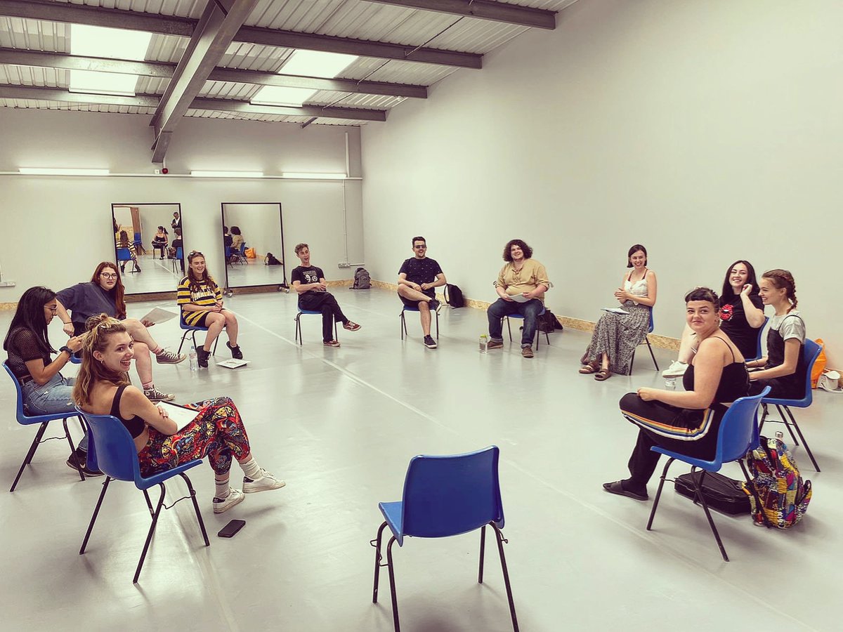David_ScThomp's tweet image. And with that, our last ever class together is done ❤ #BAdegree #PPA #2020graduate🎓 #madeinlockdown #Dramaschool #Guildford #Graduate