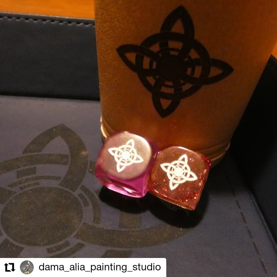 AkaroDice's tweet photo. Set de dados, cubilete y bandeja tiradados que personalizamos para nuestra amiga @Dama_alia
Sorpresón que le preparó su chico en connivencia con varios amigos y que nos encantó entregarle en mano.
#CustomDice #AkaroDice #AkaroStudio #CustomBeaker #CustomTray https://t.co/WMVRVv3NEn