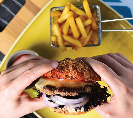 LeMall_Lb's tweet photo. Ready to enjoy every single bite!

Burger: @panpoteatery
#LeMall #Burger #FoodLovers #Food #Delicious #Amazing https://t.co/qlKsyId3gx