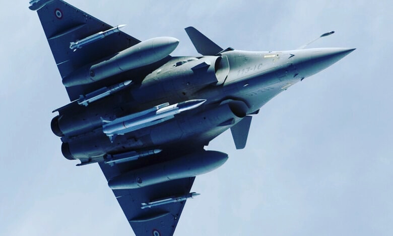 NdaAltaf's tweet photo. Rafale or F-35: Indian Rafale Jets ‘Equally Dangerous’ As US’ Stealth F-35 Aircraft

India is eagerly awaiting the first batch of Rafale jets from France. The Indian Air Force (IAF) has confirmed that these “game-changer” aircraft could be put into action straight away. https://t.co/6muGcIwVpL