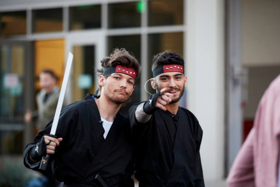 louis and zayn dressed up as ninjas