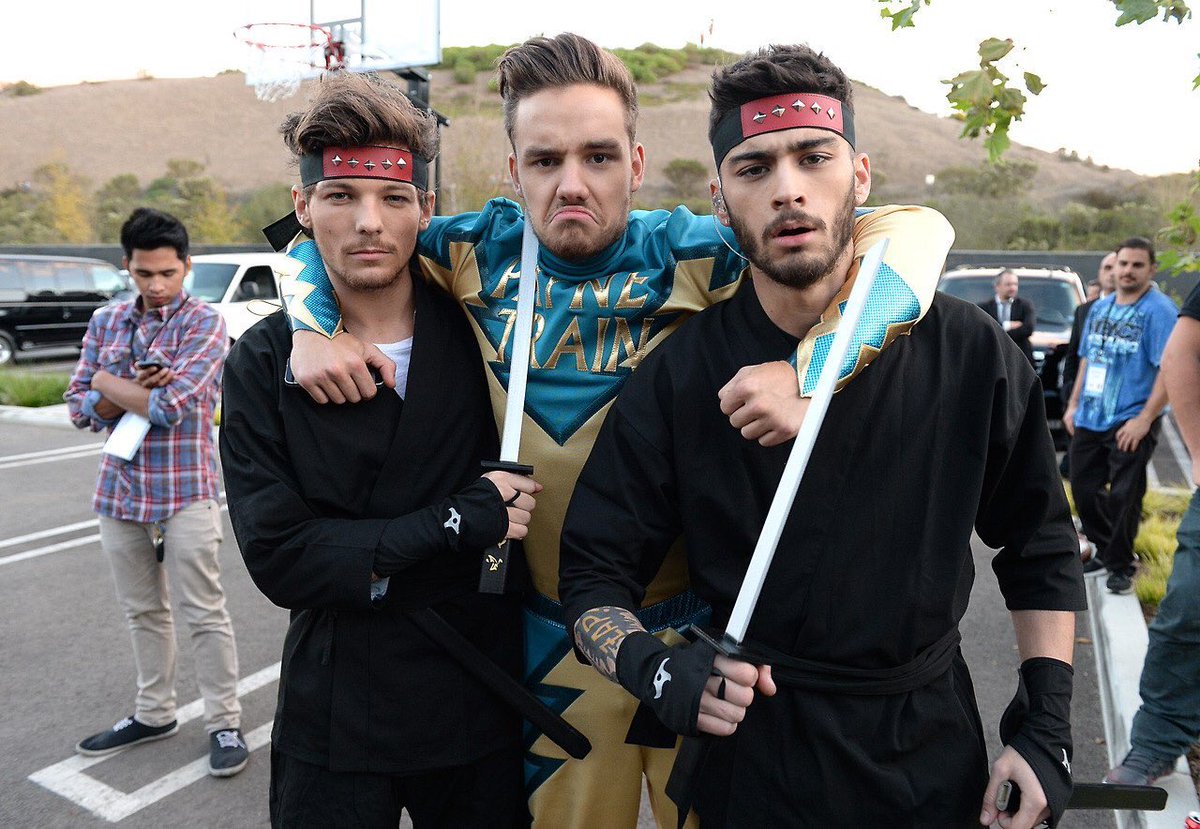 louis and zayn dressed up as ninjas