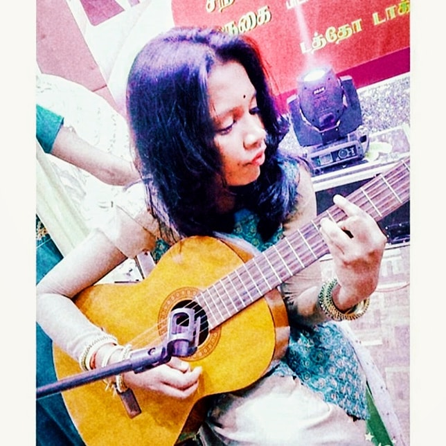 thayashne's tweet photo. Never give up on something you love the most 😇💜 
•
•
#thayashnearumugam #rejectedentertainments #guitar #guitarist  #neverendinglove #nevergiveup #majorthrowback #theoneandonly #coversong #musicians #singer #lovewins #musiclover #instagram #stayhumble #love #live #music https://t.co/CNHjgI7BeG