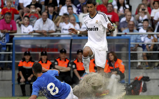 sabid111's tweet photo. Hoy hace 8 años, el Real Madrid jugaba ante el RO un partido amistoso de pretemporada en el Tartiere. En Ia foto, Pascual tirándose al suelo, levantando un montón de tierra del césped, tratando de cortar un ataque de Di María. https://t.co/e3Ewq9kN45