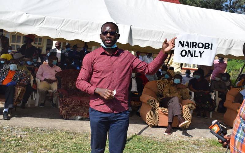 Asmali77's tweet photo. ‘Kama wewe ni wa huku nyumbani usiketi kwa tent ya wageni wetu wa Nairobi. Nitakuja kuwatoa mmoja mmoja’. https://t.co/66QjVpFTWb