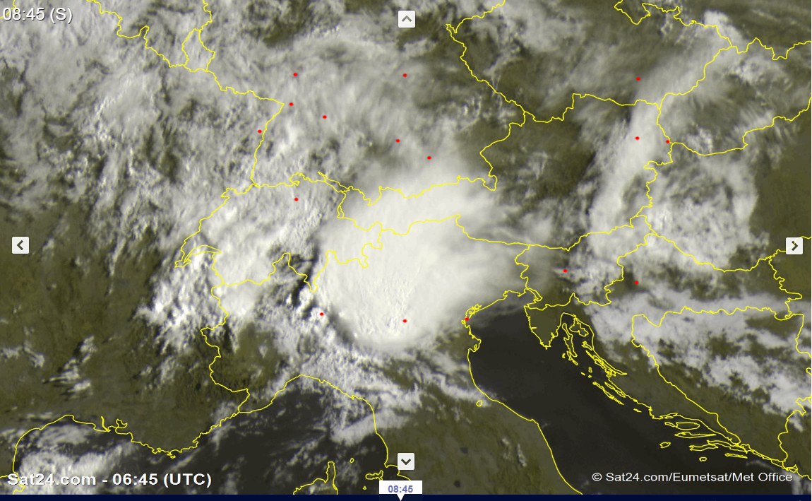 vremenolovec's tweet image. Nad Padsko nižino obsežen nevihtni sistem. Visoka oblačnost je že dosegla zahodno Slovenijo. Po jutranjih nevihtah se je pri nas stabiliziralo. Bo potrebno spremljati sistem, ko se bo pomikal proti našim krajem. #Opozorilo