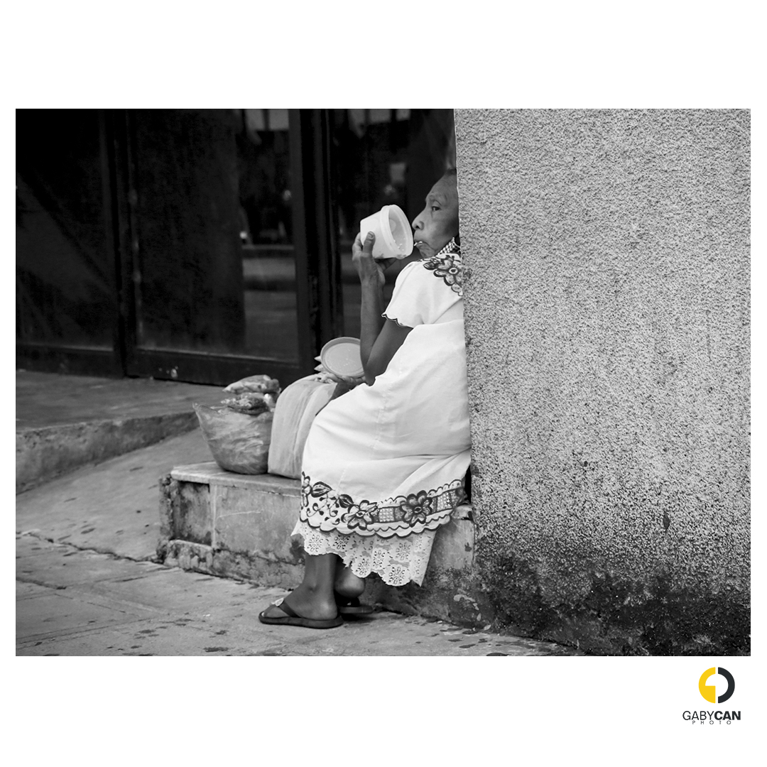 GabyCan_Photo's tweet photo. "Darle voz a quienes nunca son escuchados"
Cada persona refleja una historia diferente, no todos miran a través de los colores. 

#FotógrafaMexicana #MéridaYucatán #RaicesMayas #NuestraCultura #Mujeres #MujeresRurales #MujeresTrabajando #Calles #comida #NuevaNormalidad #MujerMaya https://t.co/r4P2kCUfcS