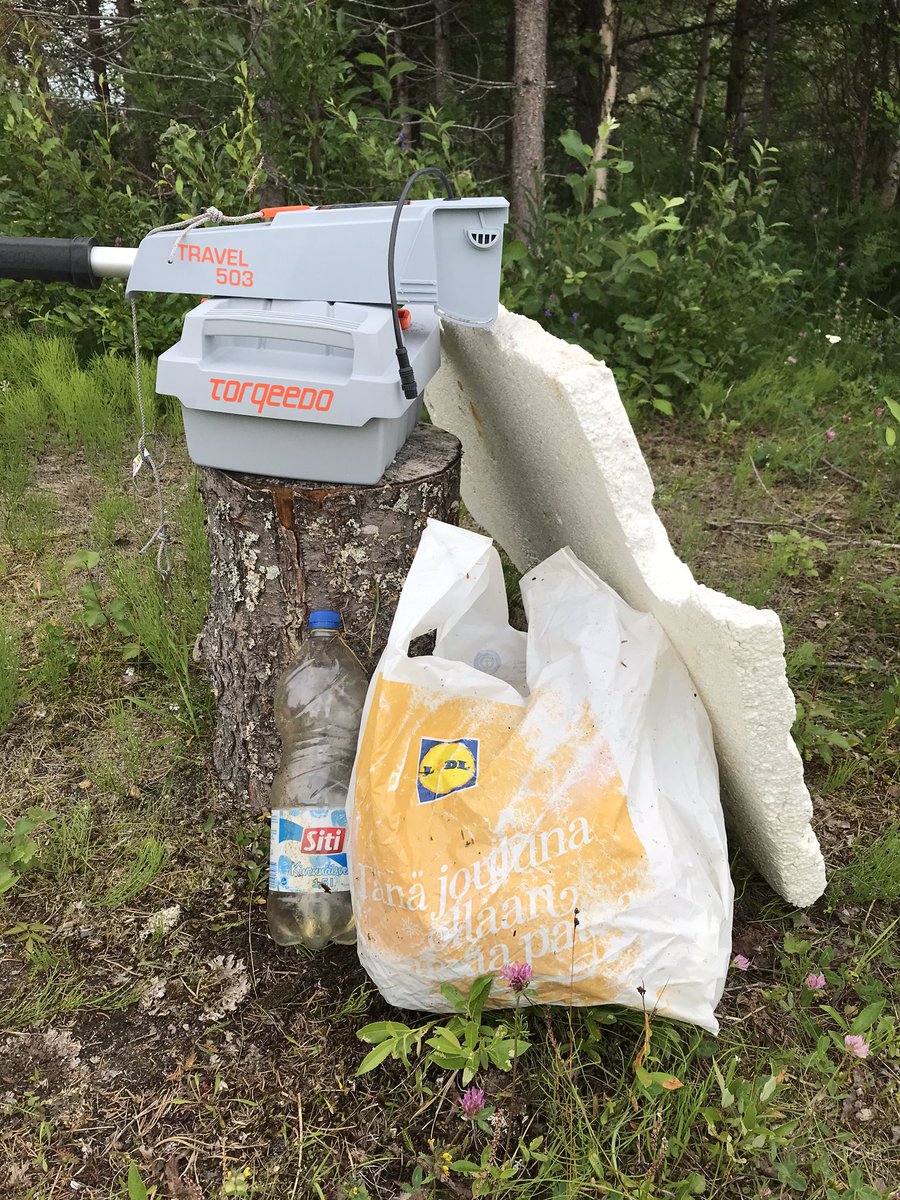 mkeskihe's tweet photo. Osallistuttu #roskalakko @FFFSuomi sähköveneellä oman kesälomajärven rantojen siivousta. Löytyi #Lidl kassi pari joulua sitten ”omaa pataa”, muovia, styroksia sekä ääliön Lidl-panttipullo ja tilkka bensiiniä!#EarthCleanUp #torqueedo @kaisupaulanto @KuusamoRuka #StopBurningStuff https://t.co/DOdjK6PANu