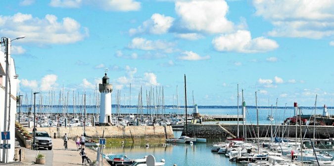 TelegrammeAuray's tweet photo. La ville de Quiberon (56), désormais identifiée comme un « cluster », rend le port du masque obligatoire dans ses rues les plus fréquentées. #Quiberon #Auray #Coronavirus #Cluster #Morbihan #Bretagne 
https://t.co/evIqBupKbf https://t.co/ncnRp2GKVA