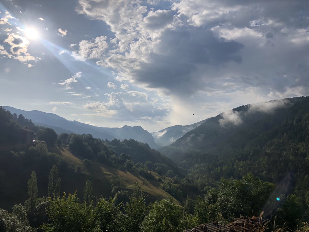 Hoy le cuesta despertar al día en Espés, Ribagorza. La tormenta nos ha dejado 13 litros. <a href="/eltiempo_atv/">Aragón TV El Tiempo</a> <a href="/meteobenas/">Dani Mora</a> <a href="/PuntoPirineos/">Punto Pirineos</a>