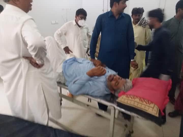 ifr_irfan's tweet photo. استادن لا۽ هر محاذ تي وڙھندڙ استاد اڳواڻ حاجي شفيع محمد سٺيو روڊ حادثي ۾ سخت زخمي  ٿي پيو آھي استادن جو وڏو انگ سول اسپتال ٽنڊومحمدخان پهچي ويو ۔ڊاڪٽرن موجب ٽنگ جو هڏو متاثر ٿيل آهي ۽ پٺڻ تي پڻ زخم رسيا آهن حاجي شفيع محمد سٺيو صاحب کي سخت زخمي حالت سبب ڪراچي ريفر ڪيو ويو .

#IRF https://t.co/msp245Uj1N