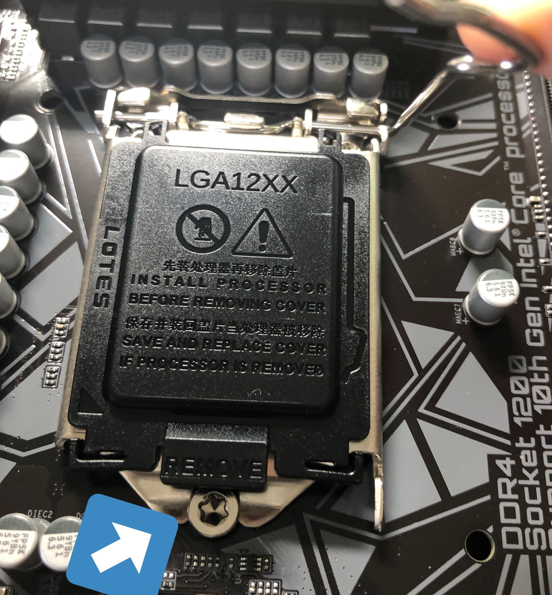 Gigabyte Japan On Twitter さて ハッチ閉鎖 じゃなくリテンションを閉めましょう 黒いソケットカバーを付けたまま 上部リテンションの先をネジのような部分にひっかけて レバーをゆっくり下げていきます すると 黒いカバーが自動的に外れますので そのまま