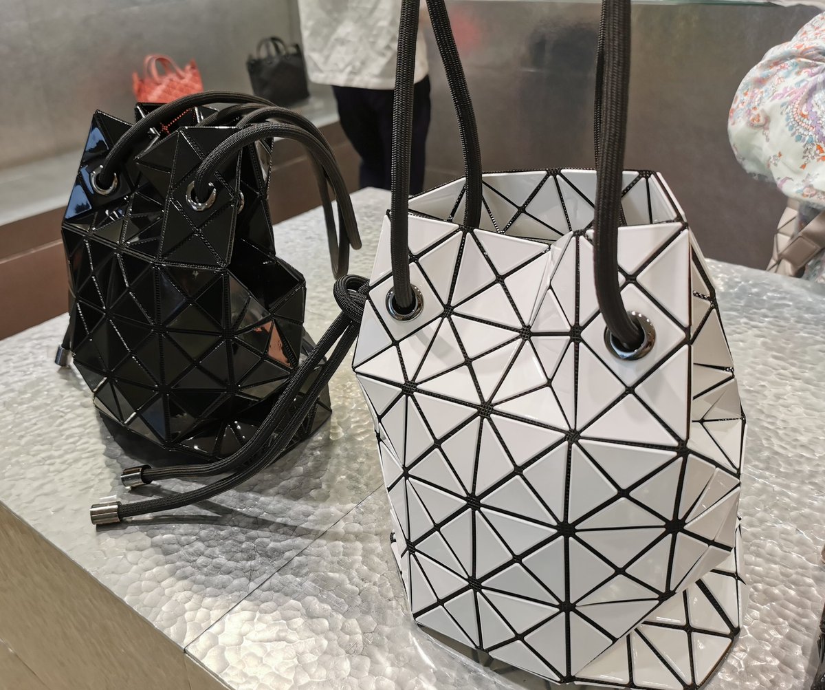 karasu_cosme's tweet photo. 店舗行ってきた〜
サイズは測り方の問題でワンサイズ展開だった
白か黒で散々悩んで一旦帰宅することに（店員さん長時間ありがとうございました）
かわいいのは白かな…使いやすいのは黒だけど… https://t.co/RwMR9O67ou