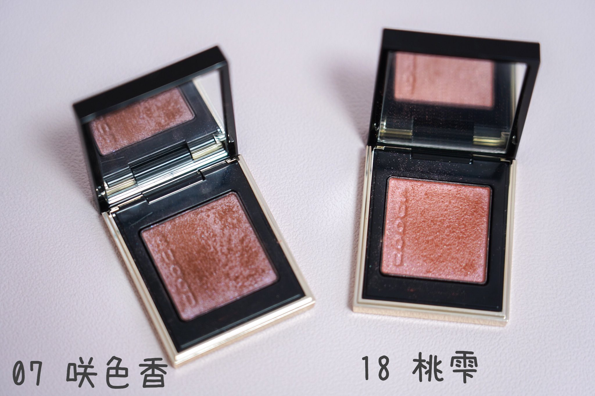 Twitter 上的 Ayaka Suqqu トーンタッチアイズの新色18 桃雫と既存の07はこんな感じでそもそも色は似てないです スウォッチ撮り忘れたので帰ったら撮ります 07の方がパープルっぽさあるピンクブラウン系で 18はブラウンみはない落ち着いたピンクです T