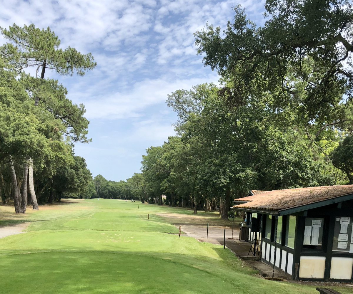 Brochu9's tweet image. Tout va bien au golf de Hossegor où les Français ont remplacé la clientèle étrangère. « Le niveau de fréquentation est le même que les autres années » selon le directeur, M. Raillard #golf #Covid_19 #nosurf
